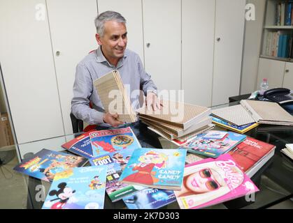 ©PHOTOPQR/LE PARISIEN/Guillaume Georges ; Modène ; 28/03/2019 ; Modène (Italie), jeudi 21 mars 2019. Reportage à Modène (Italie) sur la Saga Panini, du nom de la famille qui a lancé les fameuses vignettes. Foto: Visite de l'usine. Paolo BIONDI, Koordinator des Departements Sport Panini Alben und Bilder, ein in Modena, Italien gegründetes Unternehmen Panini ist ein italienisches Unternehmen mit Sitz in Modena, Italien, benannt nach den Gebrüdern Panini, die es 1961 gegründet haben.das Unternehmen produziert Bücher, Comics, Zeitschriften, Aufkleber, Handeln von Karten und anderen Gegenständen über seine Sammlerstücke und Verlagsniederlassungen. P Stockfoto