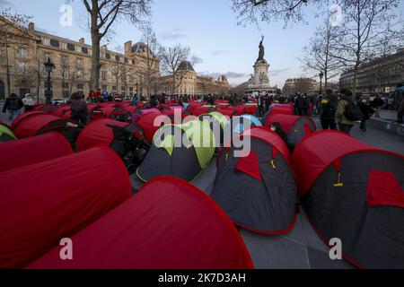 ©Sebastien Muylaert/MAXPPP - in einem der 300 Zelte, die am Place de la Republique eingerichtet wurden, beginnt eine Nacht der Solidarität, die von Collectif Requisitions organisiert wird, um die Notlage der Obdachlosen im Zentrum von Paris, Frankreich, hervorzuheben. 25.03.2021 Stockfoto