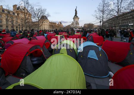 ©Sebastien Muylaert/MAXPPP - in einem der 300 Zelte, die am Place de la Republique eingerichtet wurden, beginnt eine Nacht der Solidarität, die von Collectif Requisitions organisiert wird, um die Notlage der Obdachlosen im Zentrum von Paris, Frankreich, hervorzuheben. 25.03.2021 Stockfoto