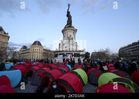 ©Sebastien Muylaert/MAXPPP - in einem der 300 Zelte, die am Place de la Republique eingerichtet wurden, beginnt eine Nacht der Solidarität, die von Collectif Requisitions organisiert wird, um die Notlage der Obdachlosen im Zentrum von Paris, Frankreich, hervorzuheben. 25.03.2021 Stockfoto