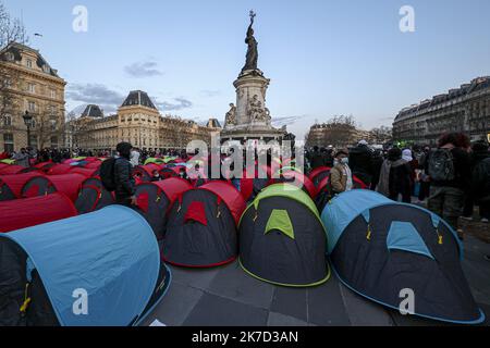 ©Sebastien Muylaert/MAXPPP - in einem der 300 Zelte, die am Place de la Republique eingerichtet wurden, beginnt eine Nacht der Solidarität, die von Collectif Requisitions organisiert wird, um die Notlage der Obdachlosen im Zentrum von Paris, Frankreich, hervorzuheben. 25.03.2021 Stockfoto