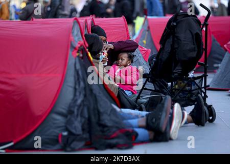 ©Sebastien Muylaert/MAXPPP - in einem der 300 Zelte, die am Place de la Republique eingerichtet wurden, beginnt eine Nacht der Solidarität, die von Collectif Requisitions organisiert wird, um die Notlage der Obdachlosen im Zentrum von Paris, Frankreich, hervorzuheben. 25.03.2021 Stockfoto