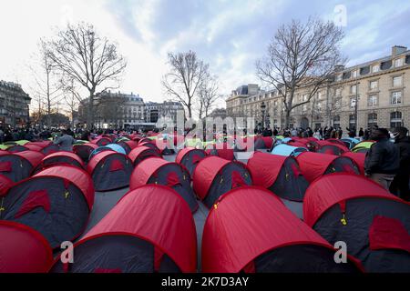 ©Sebastien Muylaert/MAXPPP - in einem der 300 Zelte, die am Place de la Republique eingerichtet wurden, beginnt eine Nacht der Solidarität, die von Collectif Requisitions organisiert wird, um die Notlage der Obdachlosen im Zentrum von Paris, Frankreich, hervorzuheben. 25.03.2021 Stockfoto