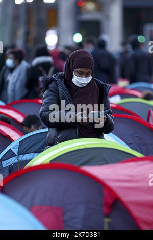 ©Sebastien Muylaert/MAXPPP - in einem der 300 Zelte, die am Place de la Republique eingerichtet wurden, beginnt eine Nacht der Solidarität, die von Collectif Requisitions organisiert wird, um die Notlage der Obdachlosen im Zentrum von Paris, Frankreich, hervorzuheben. 25.03.2021 Stockfoto