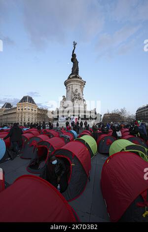 ©Sebastien Muylaert/MAXPPP - in einem der 300 Zelte, die am Place de la Republique eingerichtet wurden, beginnt eine Nacht der Solidarität, die von Collectif Requisitions organisiert wird, um die Notlage der Obdachlosen im Zentrum von Paris, Frankreich, hervorzuheben. 25.03.2021 Stockfoto