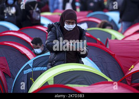 ©Sebastien Muylaert/MAXPPP - in einem der 300 Zelte, die am Place de la Republique eingerichtet wurden, beginnt eine Nacht der Solidarität, die von Collectif Requisitions organisiert wird, um die Notlage der Obdachlosen im Zentrum von Paris, Frankreich, hervorzuheben. 25.03.2021 Stockfoto