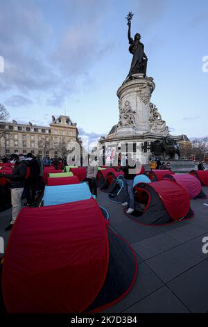 ©Sebastien Muylaert/MAXPPP - in einem der 300 Zelte, die am Place de la Republique eingerichtet wurden, beginnt eine Nacht der Solidarität, die von Collectif Requisitions organisiert wird, um die Notlage der Obdachlosen im Zentrum von Paris, Frankreich, hervorzuheben. 25.03.2021 Stockfoto