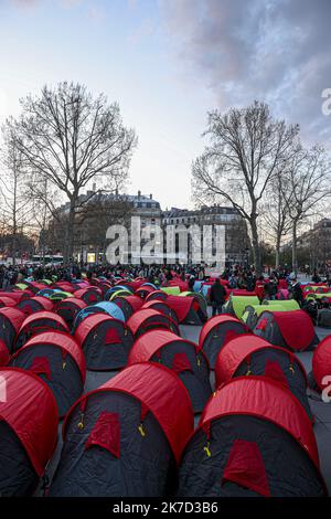 ©Sebastien Muylaert/MAXPPP - in einem der 300 Zelte, die am Place de la Republique eingerichtet wurden, beginnt eine Nacht der Solidarität, die von Collectif Requisitions organisiert wird, um die Notlage der Obdachlosen im Zentrum von Paris, Frankreich, hervorzuheben. 25.03.2021 Stockfoto