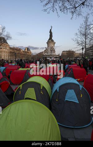 ©Sebastien Muylaert/MAXPPP - in einem der 300 Zelte, die am Place de la Republique eingerichtet wurden, beginnt eine Nacht der Solidarität, die von Collectif Requisitions organisiert wird, um die Notlage der Obdachlosen im Zentrum von Paris, Frankreich, hervorzuheben. 25.03.2021 Stockfoto