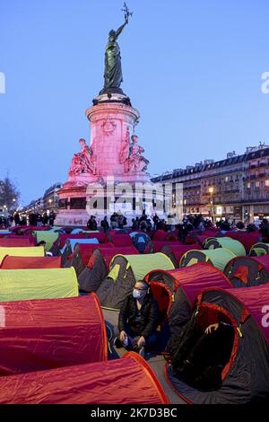 ©Sebastien Muylaert/MAXPPP - in einem der 300 Zelte, die am Place de la Republique eingerichtet wurden, beginnt eine Nacht der Solidarität, die von Collectif Requisitions organisiert wird, um die Notlage der Obdachlosen im Zentrum von Paris, Frankreich, hervorzuheben. 25.03.2021 Stockfoto