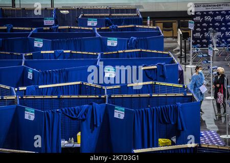 ©Christophe Petit Tesson/MAXPPP - 26/03/2021 ; MONTIGNY LE BRETONNEUX ; FRANKREICH - Une infirmiere devant les boxes du velodrome de Saint Quentin transforme en Centre de Vaccination pour les personne age de + 55 ans ou atteint de comorbidites. Blick auf das Impfzentrum Covid-19, das im nationalen Velodrom in Saint-Quentin-en-Yvelines in der Nähe von Paris eingerichtet wurde. Frankreich kündigte am 23. März an, seine Strategie zu ändern und auf eine Massenimpfung zu drängen, die aufgrund der Zunahme von Coronavirus-Infektionen in Nordfrankreich und der Region Paris verursacht wurde. Stockfoto