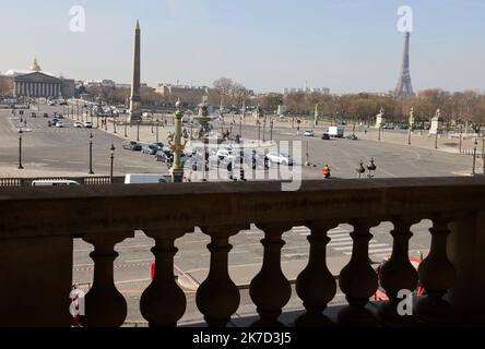 ©PHOTOPQR/LE PARISIEN/Delphine Goldsztejn ; PARIS ; 23/03/2021 ; 2 Place de la Concorde, 75008 Paris situé place de la Concorde, à Paris, l’Hôtel de la Marine restaure sera prêt pour une ouverture au public en avril, si la crise sanitaire le permet. Outre ses intérieurs XVIIie et XIXe siècles, il offrira l’une des plus belles vues sur la capitale, depuis la loggia royale. Le Salon d'honneur Sur la photo : vue de la Place de la Concorde depuis la Loggia Le 23/03/2021 Foto : Delphine Goldsztejn - das restaurierte Hotel de la Marine befindet sich auf dem Place de la Concorde in Paris und ist bereit, das Gebäude zu öffnen Stockfoto