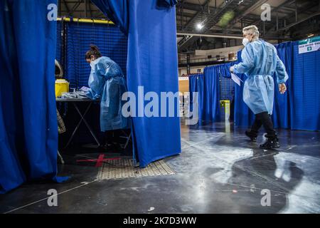 ©Christophe Petit Tesson/MAXPPP - 26/03/2021 ; MONTIGNY LE BRETONNEUX ; FRANKREICH - Une infirmiere Vaccine une personne agee au velodrome de Saint Quentin transforme en Centre de Vaccine pour les personne age de + 55 ans ou atteint de comorbidite. Blick auf das Impfzentrum Covid-19, das im nationalen Velodrom in Saint-Quentin-en-Yvelines in der Nähe von Paris eingerichtet wurde. Frankreich kündigte am 23. März an, seine Strategie zu ändern und auf eine Massenimpfung zu drängen, die aufgrund der Zunahme von Coronavirus-Infektionen in Nordfrankreich und der Region Paris verursacht wurde. Stockfoto