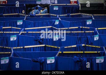 ©Christophe Petit Tesson/MAXPPP - 26/03/2021 ; MONTIGNY LE BRETONNEUX ; FRANKREICH - Une infirmiere devant les boxes du velodrome de Saint Quentin transforme en Centre de Vaccination pour les personne age de + 55 ans ou atteint de comorbidites. Blick auf das Impfzentrum Covid-19, das im nationalen Velodrom in Saint-Quentin-en-Yvelines in der Nähe von Paris eingerichtet wurde. Frankreich kündigte am 23. März an, seine Strategie zu ändern und auf eine Massenimpfung zu drängen, die aufgrund der Zunahme von Coronavirus-Infektionen in Nordfrankreich und der Region Paris verursacht wurde. Stockfoto