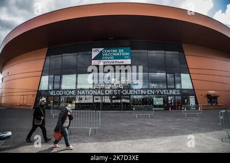 ©Christophe Petit Tesson/MAXPPP - 26/03/2021 ; MONTIGNY LE BRETONNEUX ; FRANKREICH - des patients arrivent pour se faire vacciner au velodrome de Saint Quentin transforme en Centre de Vacmpfung pour les personnes agees de + 55 ans ou atteint de comorbidite. Blick auf das Impfzentrum Covid-19, das im nationalen Velodrom in Saint-Quentin-en-Yvelines in der Nähe von Paris eingerichtet wurde. Frankreich kündigte am 23. März an, seine Strategie zu ändern und auf eine Massenimpfung zu drängen, die aufgrund der Zunahme von Coronavirus-Infektionen in Nordfrankreich und der Region Paris verursacht wurde. Stockfoto