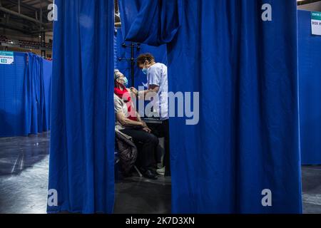 ©Christophe Petit Tesson/MAXPPP - 26/03/2021 ; MONTIGNY LE BRETONNEUX ; FRANKREICH - Une infirmiere Vaccine une personne agee au velodrome de Saint Quentin transforme en Centre de Vaccine pour les personne age de + 55 ans ou atteint de comorbidite. Blick auf das Impfzentrum Covid-19, das im nationalen Velodrom in Saint-Quentin-en-Yvelines in der Nähe von Paris eingerichtet wurde. Frankreich kündigte am 23. März an, seine Strategie zu ändern und auf eine Massenimpfung zu drängen, die aufgrund der Zunahme von Coronavirus-Infektionen in Nordfrankreich und der Region Paris verursacht wurde. Stockfoto