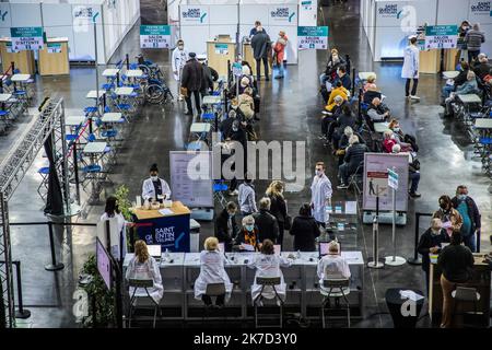 ©Christophe Petit Tesson/MAXPPP - 26/03/2021 ; MONTIGNY LE BRETONNEUX ; FRANKREICH - des patients arrivent pour se faire vacciner au velodrome de Saint Quentin transforme en Centre de Vaccination pour les personne age de + 55 ans ou atteint de comorbidites. Blick auf das Impfzentrum Covid-19, das im nationalen Velodrom in Saint-Quentin-en-Yvelines in der Nähe von Paris eingerichtet wurde. Frankreich kündigte am 23. März an, seine Strategie zu ändern und auf eine Massenimpfung zu drängen, die aufgrund der Zunahme von Coronavirus-Infektionen in Nordfrankreich und der Region Paris verursacht wurde. Stockfoto