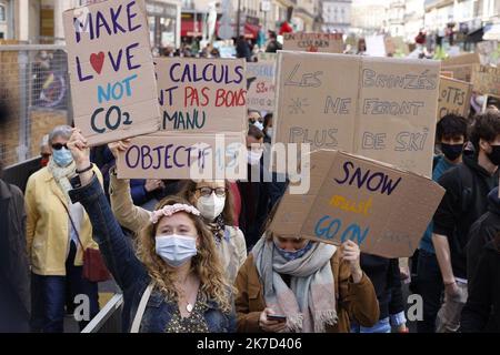 ©PHOTOPQR/LE PARISIEN/Olivier CORSAN ; Paris ; 28/03/2021 ; Marche pour la climate Paris - FRANKREICH Protest for a 'true' law on Climate, on March 28, 2021 in Paris . Stockfoto