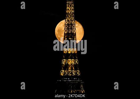 ©Thomas Padilla/MAXPPP - 29/03/2021 ; Paris , FRANKREICH; PEINE LUNE ET TOUR EIFFEL. Vollmond und Eiffelturm in Paris am 29. März 2021. Stockfoto