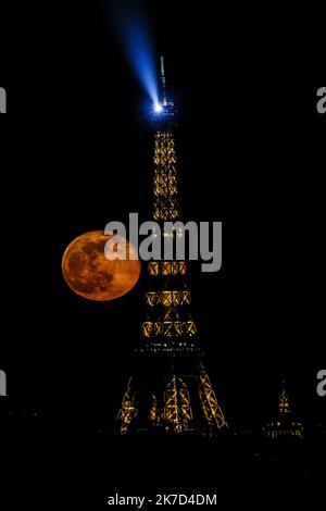 ©Thomas Padilla/MAXPPP - 29/03/2021 ; Paris , FRANKREICH; PEINE LUNE ET TOUR EIFFEL. Vollmond und Eiffelturm in Paris am 29. März 2021. Stockfoto