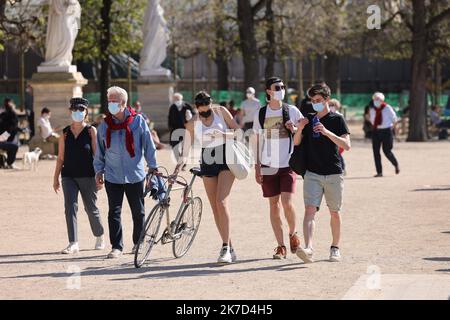 ©PHOTOPQR/LE PARISIEN/Arnaud Journois ; PARIS ; 30/03/2021 ; CORONAVIRUS , COVID-19 / ILLUSTRATION DANS LRS RUES DE PARIS / BEAU TEMPS / JARDIN DU LUXEMBOURG Paris, France, march 30. 2021. Die Menschen genießen in Paris trotz der Lockdown von Covid-19 schönes Frühlingswetter Stockfoto