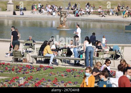 ©PHOTOPQR/LE PARISIEN/Arnaud Journois ; PARIS ; 30/03/2021 ; CORONAVIRUS , COVID-19 / ILLUSTRATION DANS LRS RUES DE PARIS / BEAU TEMPS / JARDIN DU LUXEMBOURG Paris, France, march 30. 2021. Die Menschen genießen in Paris trotz der Lockdown von Covid-19 schönes Frühlingswetter Stockfoto