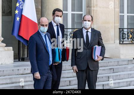 ©Sadak Souici / Le Pictorium/MAXPPP - Sadak Souici / Le Pictorium - Ministerrat vom 31. märz 2021 - 31/3/2021 - Frankreich / Ile-de-France (Region) / Paris - Jean-Michel BLANQUER, Minister für Bildung, Jugend und Sport, Minister für Solidarität und Gesundheit, Olivier Veran und der Premierminister Jean Castex am 31. März 2021 beim Ausscheiden des Ministerrats im Elysee-Palast. Stockfoto