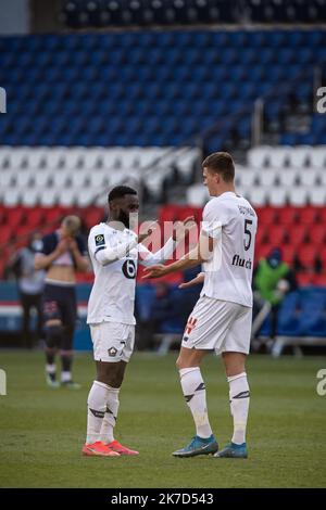 Aurelien Morissard / IP3; Nanitamo Jonathan BAMBA aus Lille und BOTMAN Sven Adriaan feiern den Sieg gegen Paris Saint Germain während des französischen Fußballspiels Ligue 1 zwischen Paris Saint Germain (PSG) und Lille am 03. April 2021 im Stadion Parc des Princes in Paris, Frankreich. Stockfoto