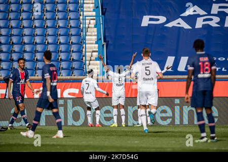 Aurelien Morissard / IP3; Nanitamo von Lille Jonathan BAMBA und DAVID Jonathan Christian feiern das Tor gegen Paris Saint Germain während des Fußballspiels der französischen Ligue 1 zwischen Paris Saint Germain (PSG) und Lille am 03. April 2021 im Stadion Parc des Princes in Paris, Frankreich. Stockfoto