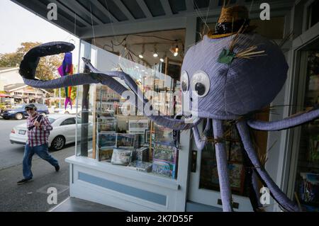 Vancouver, Kanada. 17. Oktober 2022. Am 17. Oktober 2022 wird vor einem Geschäft in Vancouver, British Columbia, Kanada, eine Halloween-Installation gezeigt. Quelle: Liang Sen/Xinhua/Alamy Live News Stockfoto