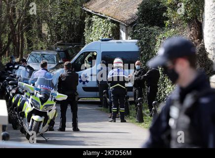 ©Christophe Petit Tesson/MAXPPP - 04/04/2021 ; COMBS LA VILLE ; FRANKREICH - Une Ambulance transportant l'homme d'affaire Bernard Tapie quitte sa maison de Combs la Ville a l'est de Paris alors qu'il a ete victime avec son epouse Dominique d'un cambriolage Violent dans la nuit par quatre hommes armes. Ein Krankenwagen, der den französischen Geschäftsmann Bernard Tapie trägt, verlässt sein Haus in Combs la Ville, östlich von Paris, nachdem er mit seiner Frau in der Nacht von vier bewaffneten Männern einem gewaltsamen Einbruch zum Opfer gefallen war. Stockfoto