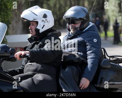 ©Christophe Petit Tesson/MAXPPP - 04/04/2021 ; COMBS LA VILLE ; FRANKREICH - Stephane Tapie, le fils de l'homme d'affaire Bernard Tapie quitte la maison de Combs la Ville en Moto a l'est de Paris. Bernard Tapie et son epouse Dominique on ete victime d'un cambriolage violent dans la nuit par quatre hommes armes. Stephane Tapie, Sohn des französischen Geschäftsmannes Bernard Tapie, verlässt sein Haus in Combs la Ville, östlich von Paris, nachdem seine Eltern in der Nacht von vier bewaffneten Männern einem gewaltsamen Einbruch zum Opfer gefallen waren. Stockfoto