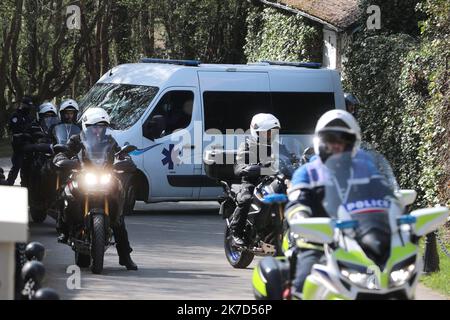 ©Christophe Petit Tesson/MAXPPP - 04/04/2021 ; COMBS LA VILLE ; FRANKREICH - Une Ambulance transportant l'homme d'affaire Bernard Tapie quitte sa maison de Combs la Ville a l'est de Paris alors qu'il a ete victime avec son epouse Dominique d'un cambriolage Violent dans la nuit par quatre hommes armes. Ein Krankenwagen, der den französischen Geschäftsmann Bernard Tapie trägt, verlässt sein Haus in Combs la Ville, östlich von Paris, nachdem er mit seiner Frau in der Nacht von vier bewaffneten Männern einem gewaltsamen Einbruch zum Opfer gefallen war. Stockfoto