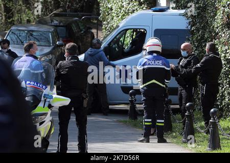 ©Christophe Petit Tesson/MAXPPP - 04/04/2021 ; COMBS LA VILLE ; FRANKREICH - Une Ambulance transportant l'homme d'affaire Bernard Tapie quitte sa maison de Combs la Ville a l'est de Paris alors qu'il a ete victime avec son epouse Dominique d'un cambriolage Violent dans la nuit par quatre hommes armes. Ein Krankenwagen, der den französischen Geschäftsmann Bernard Tapie trägt, verlässt sein Haus in Combs la Ville, östlich von Paris, nachdem er mit seiner Frau in der Nacht von vier bewaffneten Männern einem gewaltsamen Einbruch zum Opfer gefallen war. Stockfoto