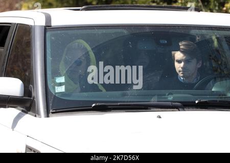 ©Christophe Petit Tesson/MAXPPP - 04/04/2021 ; COMBS LA VILLE ; FRANKREICH - Rodolphe Michaux, le Petit fils de l'homme d'affaire Bernard Tapie quitte la maison de Combs la Ville, a l'est de Paris. Bernard Tapie et son epouse Dominique on ete victime d'un cambriolage violent dans la nuit par quatre hommes armes. Rodolphe Michaux, Enkel des französischen Geschäftsmannes Bernard Tapie, verlässt sein Haus in Combs la Ville, östlich von Paris, nachdem seine Eltern in der Nacht von vier bewaffneten Männern einem gewaltsamen Einbruch zum Opfer gefallen waren. Stockfoto