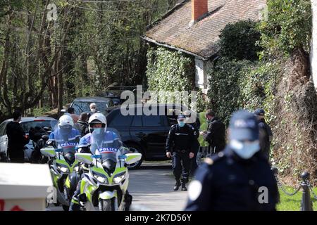 ©Christophe Petit Tesson/MAXPPP - 04/04/2021 ; KÄMME LA VILLE ; FRANKREICH - des policiers en faction devant la maison de l'homme d'affaire Bernard Tapie a Combs la Ville, a l'est de Paris, alors qu'il a ete victime avec son epouse Dominique d'un cambriolage violent dans la nuit par quatre hommes armes. Die Polizei steht Wache vor dem französischen Geschäftsmann Bernard Tapie Haus in Combs la Ville, östlich von Paris , nachdem er zusammen mit seiner Frau in der Nacht von vier bewaffneten Männern einem gewaltsamen Einbruch zum Opfer gefallen war. Stockfoto