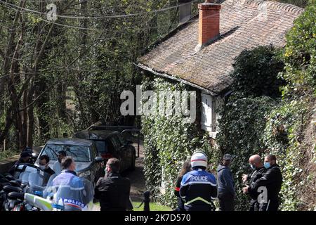 ©Christophe Petit Tesson/MAXPPP - 04/04/2021 ; KÄMME LA VILLE ; FRANKREICH - des policiers en faction devant la maison de l'homme d'affaire Bernard Tapie a Combs la Ville, a l'est de Paris, alors qu'il a ete victime avec son epouse Dominique d'un cambriolage violent dans la nuit par quatre hommes armes. Die Polizei steht Wache vor dem französischen Geschäftsmann Bernard Tapie Haus in Combs la Ville, östlich von Paris , nachdem er zusammen mit seiner Frau in der Nacht von vier bewaffneten Männern einem gewaltsamen Einbruch zum Opfer gefallen war. Stockfoto