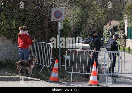 ©Christophe Petit Tesson/MAXPPP - 04/04/2021 ; KÄMME LA VILLE ; FRANKREICH - des policiers en faction devant la maison de l'homme d'affaire Bernard Tapie a Combs la Ville, a l'est de Paris, alors qu'il a ete victime avec son epouse Dominique d'un cambriolage violent dans la nuit par quatre hommes armes. Die Polizei steht Wache vor dem französischen Geschäftsmann Bernard Tapie Haus in Combs la Ville, östlich von Paris , nachdem er zusammen mit seiner Frau in der Nacht von vier bewaffneten Männern einem gewaltsamen Einbruch zum Opfer gefallen war. Stockfoto