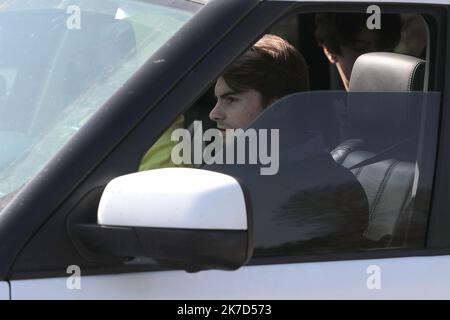 ©Christophe Petit Tesson/MAXPPP - 04/04/2021 ; COMBS LA VILLE ; FRANKREICH - Rodolphe Michaux, le Petit fils de l'homme d'affaire Bernard Tapie quitte la maison de Combs la Ville, a l'est de Paris. Bernard Tapie et son epouse Dominique on ete victime d'un cambriolage violent dans la nuit par quatre hommes armes. Rodolphe Michaux, Enkel des französischen Geschäftsmannes Bernard Tapie, verlässt sein Haus in Combs la Ville, östlich von Paris, nachdem seine Eltern in der Nacht von vier bewaffneten Männern einem gewaltsamen Einbruch zum Opfer gefallen waren. Stockfoto