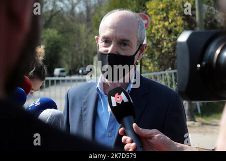 ©Christophe Petit Tesson/MAXPPP - 04/04/2021 ; COMBS LA VILLE ; FRANKREICH - Guy Geoffroy, maire de Combs-la-Ville ou l'homme d'affaire Bernard Tapie a ete victime dans sa maison avec son epouse Dominique d'un cambriolage violent dans la nuit par quatre hommes armes. Guy Geoffroy, Bürgermeister von Combs-la-Ville, wo der Geschäftsmann Bernard Tapie zusammen mit seiner Frau Dominique in seinem Haus das Opfer eines gewalttätigen Einbruchs in der Nacht durch vier bewaffnete Männer war. Stockfoto