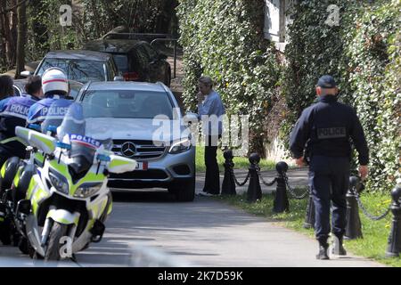 ©Christophe Petit Tesson/MAXPPP - 04/04/2021 ; KÄMME LA VILLE ; FRANKREICH - des policiers en faction devant la maison de l'homme d'affaire Bernard Tapie a Combs la Ville, a l'est de Paris, alors qu'il a ete victime avec son epouse Dominique d'un cambriolage violent dans la nuit par quatre hommes armes. Die Polizei steht Wache vor dem französischen Geschäftsmann Bernard Tapie Haus in Combs la Ville, östlich von Paris , nachdem er zusammen mit seiner Frau in der Nacht von vier bewaffneten Männern einem gewaltsamen Einbruch zum Opfer gefallen war. Stockfoto