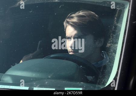 ©Christophe Petit Tesson/MAXPPP - 04/04/2021 ; COMBS LA VILLE ; FRANKREICH - Rodolphe Michaux, le Petit fils de l'homme d'affaire Bernard Tapie quitte la maison de Combs la Ville, a l'est de Paris. Bernard Tapie et son epouse Dominique on ete victime d'un cambriolage violent dans la nuit par quatre hommes armes. Rodolphe Michaux, Enkel des französischen Geschäftsmannes Bernard Tapie, verlässt sein Haus in Combs la Ville, östlich von Paris, nachdem seine Eltern in der Nacht von vier bewaffneten Männern einem gewaltsamen Einbruch zum Opfer gefallen waren. Stockfoto