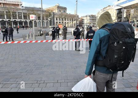 ©PHOTOPQR/VOIX DU Nord/BONNIERE Pascal ; 06/04/2021 ; Lille le 6 avril 2021, Les deux gares lilloises ont été évacuées ce mardi matin, peu avant 8h30 après une alerte attentat. Sur la photo : évacuation de la gare de Lille Flandres Warnung bei einem Angriff auf den Bahnhof von Lille am 6. April 2021 Stockfoto