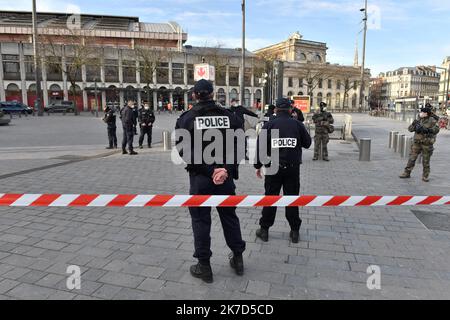 ©PHOTOPQR/VOIX DU Nord/BONNIERE Pascal ; 06/04/2021 ; Lille le 6 avril 2021, Les deux gares lilloises ont été évacuées ce mardi matin, peu avant 8h30 après une alerte attentat. Sur la photo : évacuation de la gare de Lille Flandres Warnung bei einem Angriff auf den Bahnhof von Lille am 6. April 2021 Stockfoto