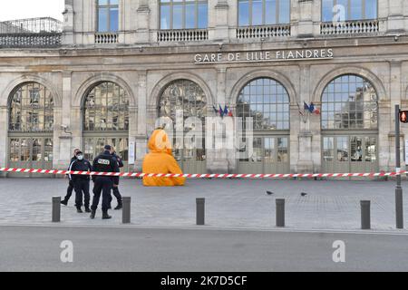 ©PHOTOPQR/VOIX DU Nord/BONNIERE Pascal ; 06/04/2021 ; Lille le 6 avril 2021, Les deux gares lilloises ont été évacuées ce mardi matin, peu avant 8h30 après une alerte attentat. Sur la photo : évacuation de la gare de Lille Flandres Warnung bei einem Angriff auf den Bahnhof von Lille am 6. April 2021 Stockfoto