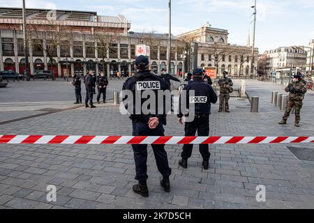 ©PHOTOPQR/VOIX DU Nord/PASCAL BONNIERE ; 06/04/2021 ; LILLE 06.04.2021 Evakuierung des 2 gares a Lille avec de gros moyens de Police et Grand Perimeter de securite .PHOTO PASCAL BONNIERE / LA VOIX DU Nord Lille Bahnhof Attack alert on April 6, 2021 Stockfoto