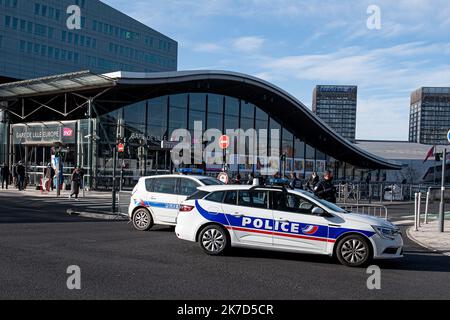 ©PHOTOPQR/VOIX DU Nord/PASCAL BONNIERE ; 06/04/2021 ; LILLE 06.04.2021 Evakuierung des 2 gares a Lille avec de gros moyens de Police et Grand Perimeter de securite .PHOTO PASCAL BONNIERE / LA VOIX DU Nord Lille Bahnhof Attack alert on April 6, 2021 Stockfoto