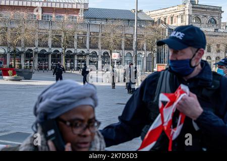 ©PHOTOPQR/VOIX DU Nord/PASCAL BONNIERE ; 06/04/2021 ; LILLE 06.04.2021 Evakuierung des 2 gares a Lille avec de gros moyens de Police et Grand Perimeter de securite .PHOTO PASCAL BONNIERE / LA VOIX DU Nord Lille Bahnhof Attack alert on April 6, 2021 Stockfoto