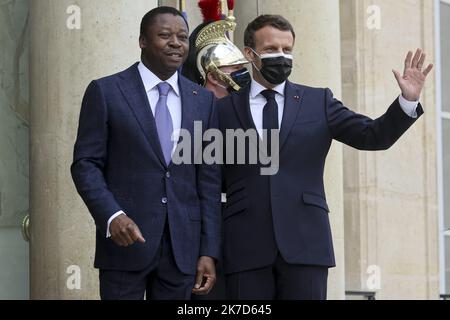 ©Sebastien Muylaert/MAXPPP - der französische Präsident Emmanuel Macron begrüßt seinen togolesischen Amtskollegen Faure Gnassingbe mit einer Gesichtsmaske vor ihrem Treffen im Elysee-Palast in Paris, Frankreich. 09.04.2021 Stockfoto