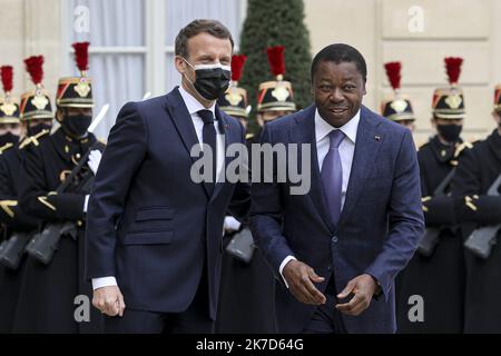 ©Sebastien Muylaert/MAXPPP - der französische Präsident Emmanuel Macron begrüßt seinen togolesischen Amtskollegen Faure Gnassingbe mit einer Gesichtsmaske vor ihrem Treffen im Elysee-Palast in Paris, Frankreich. 09.04.2021 Stockfoto